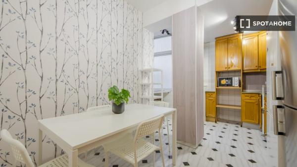 Se alquila habitación en apartamento de 5 dormitorios en Tetuán, Madrid