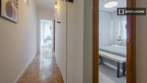 Se alquila habitación en apartamento de 5 dormitorios en Tetuán, Madrid