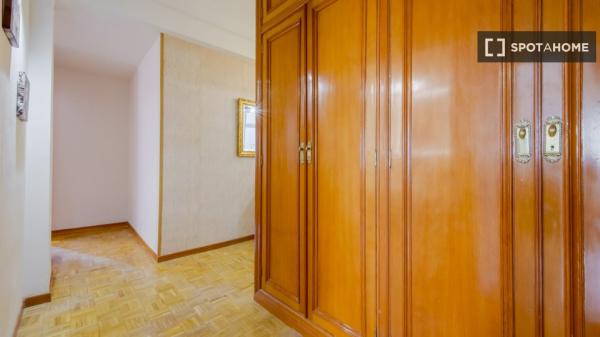 Se alquila habitación en apartamento de 5 dormitorios en Tetuán, Madrid