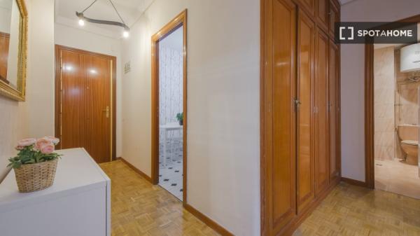 Se alquila habitación en apartamento de 5 dormitorios en Tetuán, Madrid