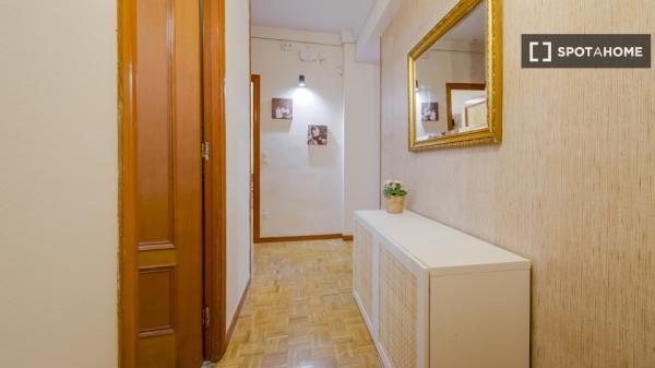 Se alquila habitación en apartamento de 5 dormitorios en Tetuán, Madrid