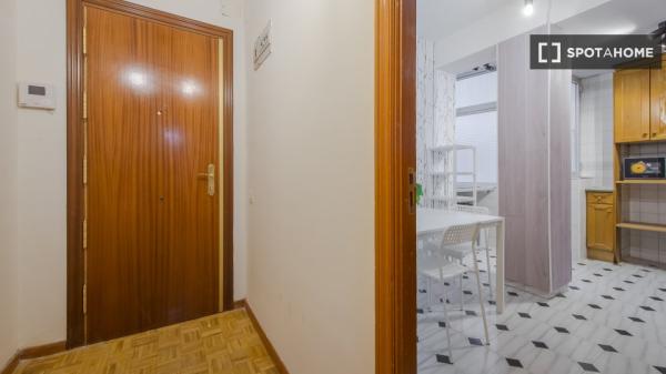 Se alquila habitación en apartamento de 5 dormitorios en Tetuán, Madrid