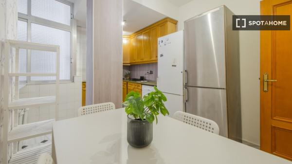 Se alquila habitación en apartamento de 5 dormitorios en Tetuán, Madrid