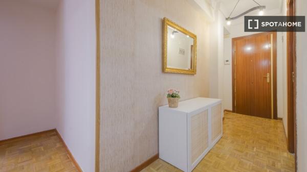 Se alquila habitación en apartamento de 5 dormitorios en Tetuán, Madrid