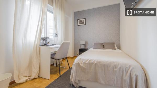 Se alquila habitación en apartamento de 5 dormitorios en Tetuán, Madrid