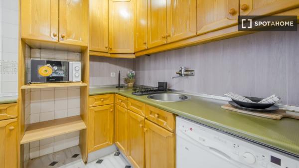 Se alquila habitación en apartamento de 5 dormitorios en Tetuán, Madrid