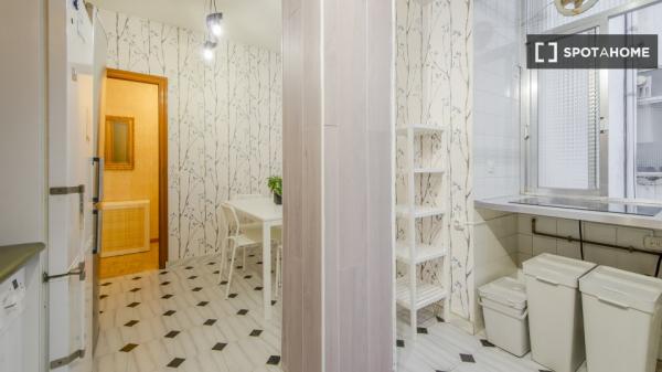 Se alquila habitación en apartamento de 5 dormitorios en Tetuán, Madrid