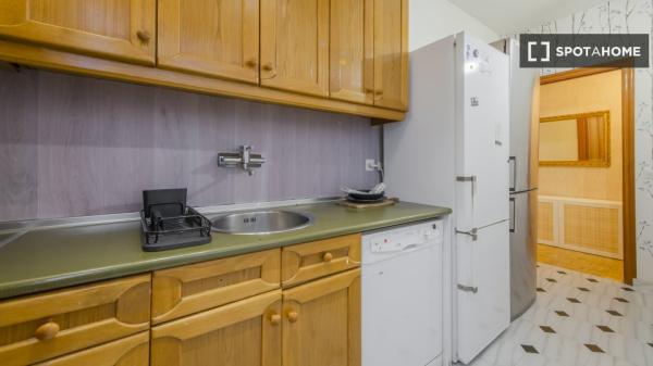 Se alquila habitación en apartamento de 5 dormitorios en Tetuán, Madrid