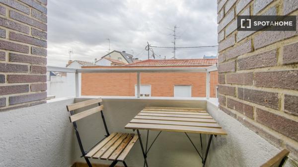 Se alquila habitación en piso de 6 habitaciones en Berruguete, Madrid