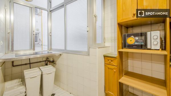 Se alquila habitación en apartamento de 5 dormitorios en Tetuán, Madrid