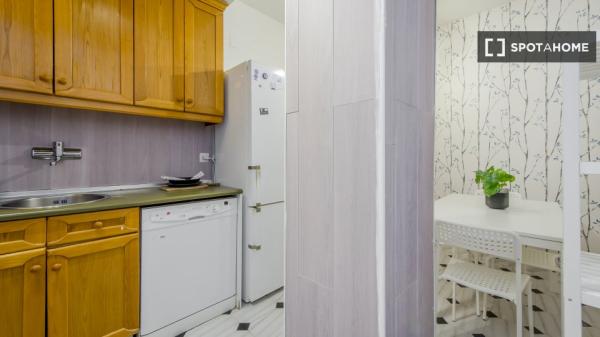 Se alquila habitación en apartamento de 5 dormitorios en Tetuán, Madrid