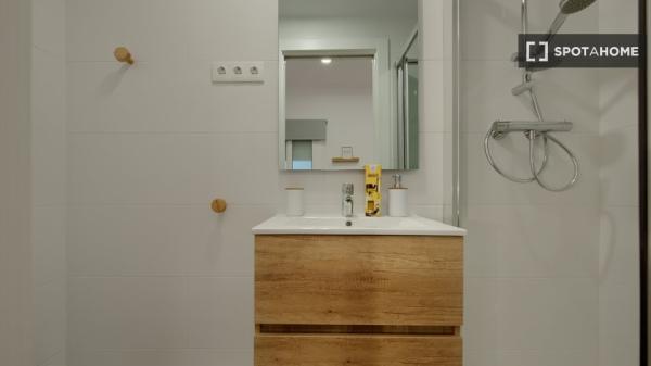 Quarto para alugar em apartamento de 7 quartos em Barcelona