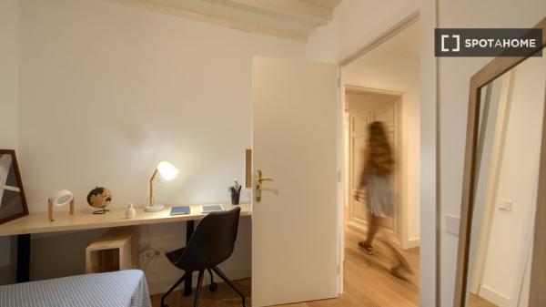 Quarto para alugar em apartamento de 7 quartos em Barcelona