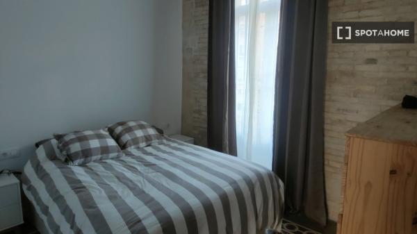 Whole 2 bedrooms apartment in València