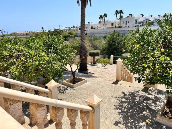 Casa independiente en avenida de Montezenia