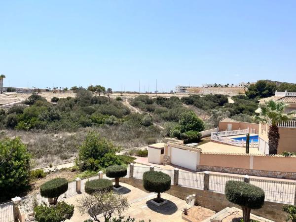 Casa independiente en avenida de Montezenia