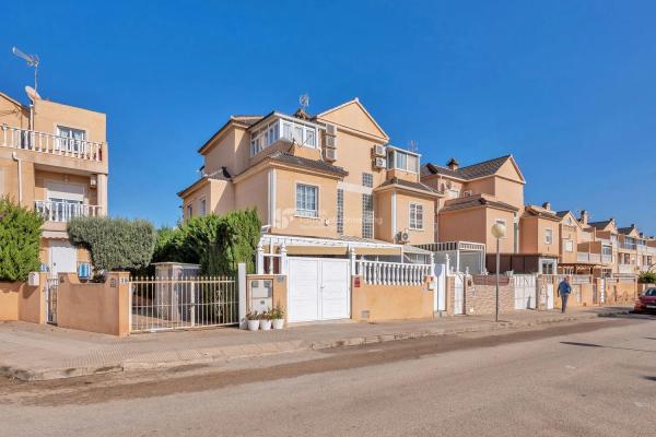 Chalet adosado en calle Salzillo, 37