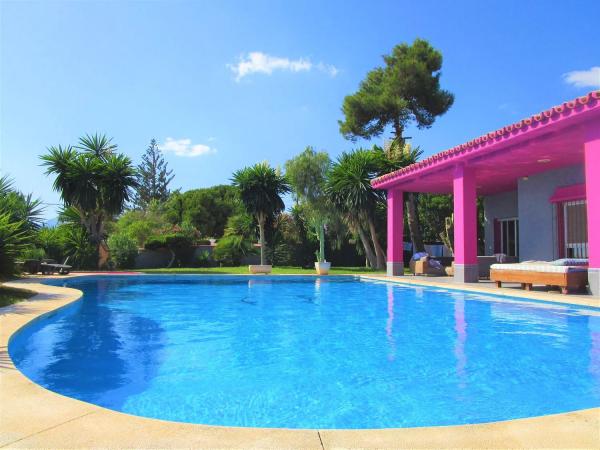 Casa independiente en Urbanización Parque Elviria