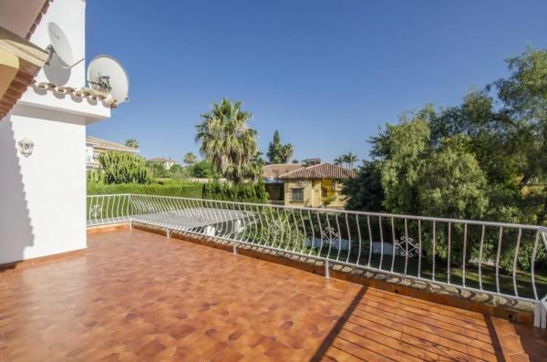 Casa independiente en Urbanización Haza del Algarrobo