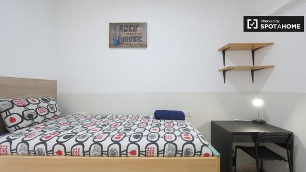 Accogliente camera in appartamento con 4 camere da letto a Sant Martí, Barcellona