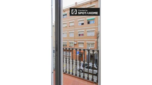 Accogliente camera in appartamento con 4 camere da letto a Sant Martí, Barcellona