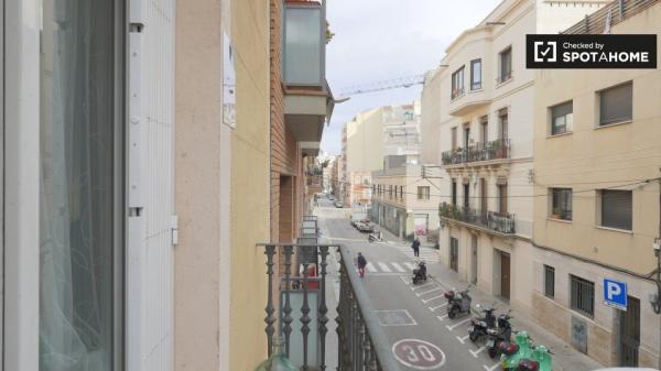 Accogliente camera in appartamento con 4 camere da letto a Sant Martí, Barcellona