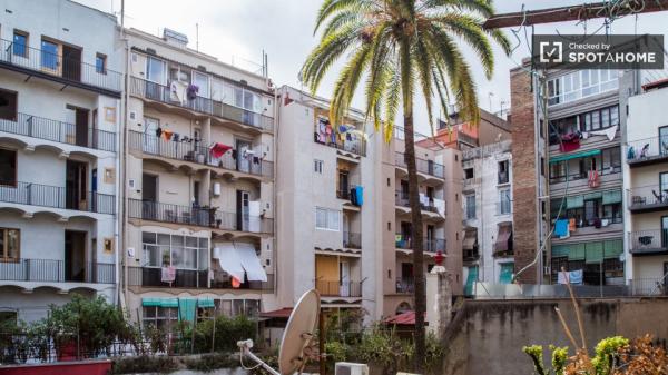 Einladendes Zimmer in einer Wohngemeinschaft in El Raval, Barcelona