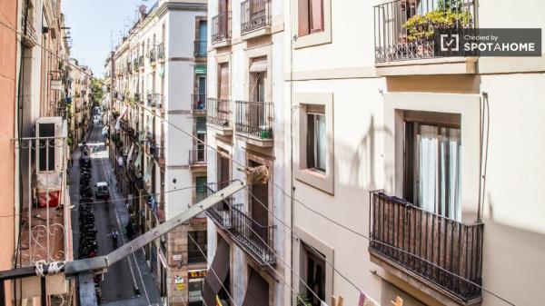 Acogedora habitación en piso compartido en El Raval, Barcelona.