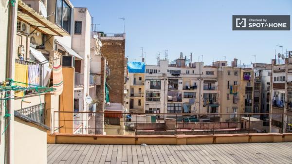 Habitación amueblada en piso de 2 habitaciones en El Raval, Barcelona