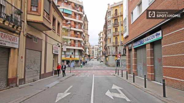 Helles Zimmer in einer Wohngemeinschaft in Sants, Barcelona