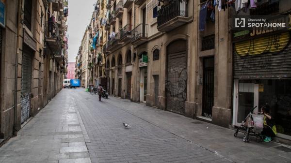 Camera decorata in appartamento condiviso in El Raval, Barcellona