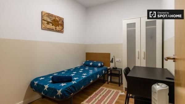 Se alquila habitación en el apartamento de 6 dormitorios en El Raval, Barcelona.