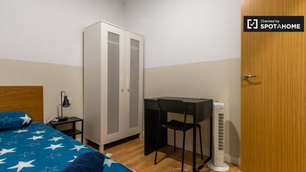 Se alquila habitación en el apartamento de 6 dormitorios en El Raval, Barcelona.