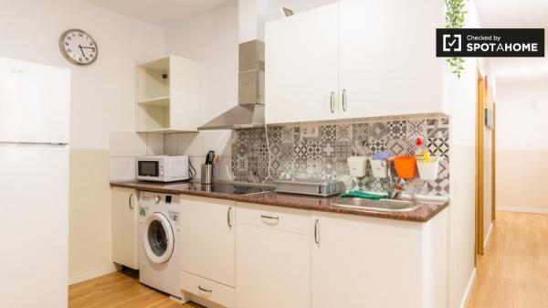 Se alquila habitación en el apartamento de 6 dormitorios en El Raval, Barcelona.