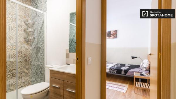 Se alquila habitación en el apartamento de 6 dormitorios en El Raval, Barcelona.