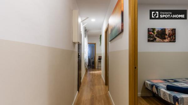 Se alquila habitación en el apartamento de 6 dormitorios en El Raval, Barcelona.