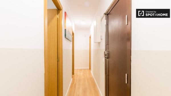 Se alquila habitación en el apartamento de 6 dormitorios en El Raval, Barcelona.