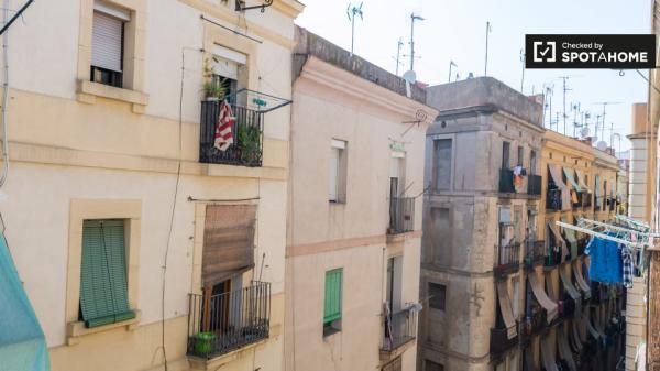 Se alquila habitación en el apartamento de 6 dormitorios en El Raval, Barcelona.