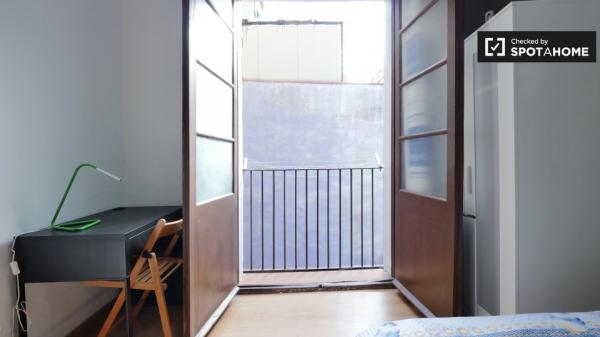 Encantadora habitación en apartamento de 3 dormitorios en El Raval, Barcelona