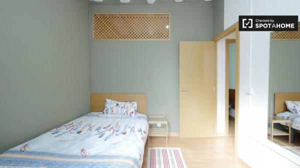 Encantadora habitación en apartamento de 3 dormitorios en El Raval, Barcelona