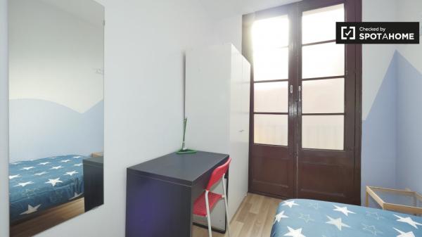 Acogedora habitación en apartamento de 4 dormitorios en El Raval, Barcelona.