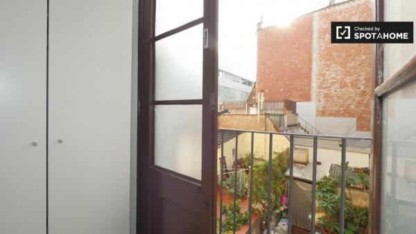 Acogedora habitación en apartamento de 4 dormitorios en El Raval, Barcelona.