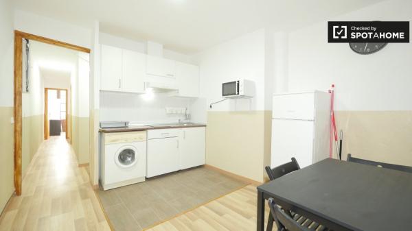 Acogedora habitación en apartamento de 4 dormitorios en El Raval, Barcelona.