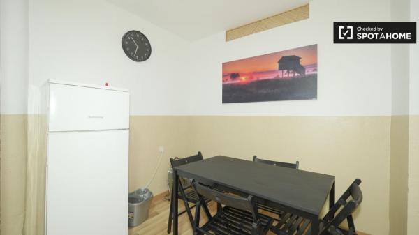 Acogedora habitación en apartamento de 4 dormitorios en El Raval, Barcelona.