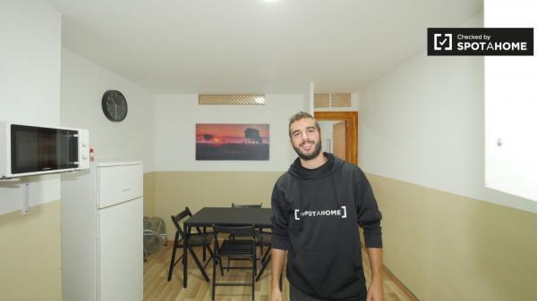 Acogedora habitación en apartamento de 4 dormitorios en El Raval, Barcelona.