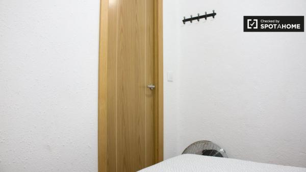 Se alquila habitación ordenada en un apartamento de 3 dormitorios en El Raval