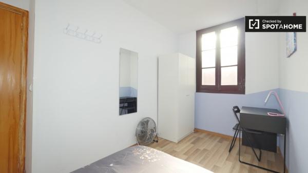 Acogedora habitación en apartamento de 4 dormitorios en El Raval, Barcelona.