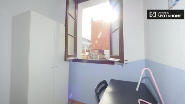 Acogedora habitación en apartamento de 4 dormitorios en El Raval, Barcelona.