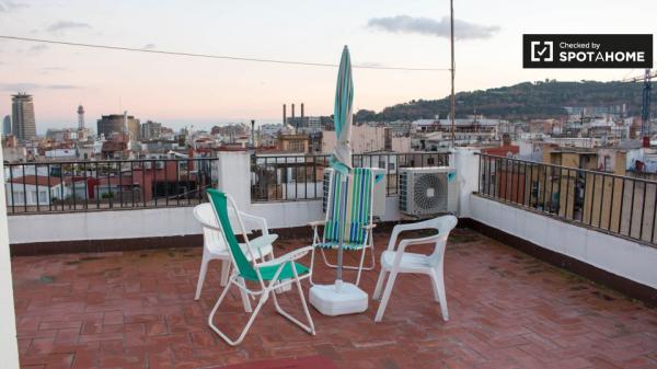 Se alquila habitación ordenada en un apartamento de 3 dormitorios en El Raval