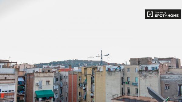 Se alquila habitación ordenada en un apartamento de 3 dormitorios en El Raval